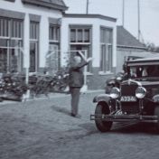 Kenteken: A 3346; Chevrolet, Ter Apel, 1933, foto: still uit de film "Ouden van dagentocht en zwemwedstrijden Ter Apel", F.C.W.H. Lunow, 1933-1936, coll. GrA (2209-AV4946)