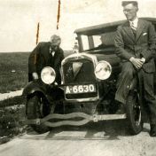 Kenteken: A 6630; Elcar, links Hendrik van Dijken en rechts zijn zoon Herman van Dijken. Foto: H. H. van Dijken
