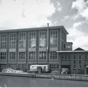 Kenteken: A 29035; Groningen, Friesestraatweg, melkfabriek de Ommelanden, 1955 (2248-5330); Fotograaf: Fotobedrijf Piet Boonstra