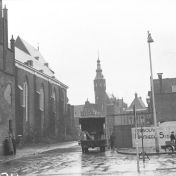 Kenteken: A 18358; Sint Jansstraat gezien vanaf de Grote Markt, met Hoofdwacht, Provinciehuis en Apotheek Sissing in aanbouw, 1953 (2248-3920)
