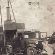 Kenteken: A 9505; Ford vrachtwagen, uitsnede foto K.J. van Wieren
