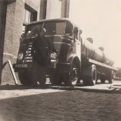 Kenteken: A 27252; Melis Burgler voor de DAF trekker met oplegger, foto: archief J. W. en E. Burgler