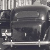 Kenteken: A 21740; Chevrolet, still uit de film "De boottocht van het Roode Kruis, 1939 (of) Rode Kruis-excursie 1939. Deel 1", P. Dorhout & H. Leefsma, 08-06-1939, coll. GrA (2209-AV0317)