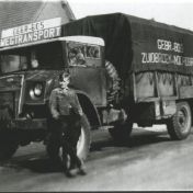 Kenteken: A 17047; Bode Bos en zoon bij de Ford dumptruck, foto: collectie Veenkoloniaal Museum (Bo 30)