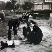 Kenteken: A 38943; Ford Thames, Oefeningen van de dienst Bescherming Bevolking, Molenstreek Veendam ca.1954, foto: E. Eikenberg