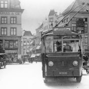 Kenteken: A 13830; Groningen, Grote Markt 1e rit met trolleybus 1927 (1785-29002)