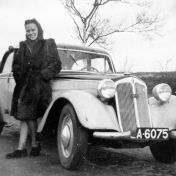 Kenteken: A 6075; Onbekende dame naast de DKW van Hendrik Brands, 1945, foto: P. Brands