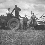 Kenteken: A 26318; Lanz, foto: <a href='http://historie-bellingwedde.realsite.nl/foto-s/foto-s-wedde-en-wedderveer' target='_blank'>fotowerkgroep Wedde en Wedderveer</a>