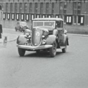 Kenteken: A 812; De Soto, Martinikerkhof, Groningen, foto: still uit de film "De Commerciële Club Groningen" J. Thie, 1949 coll. GrA (2209-AV0535)