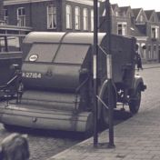 Kenteken: A 27164; Ford V8, foto: still uit de film "De Groningsche reinigingsdienst voorheen en thans", C.R. Tiddens, 1936-1949 coll. GrA (2209-AV0061)