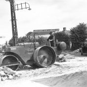 Kenteken: A 22218; Finsterwolde, Molenstreek, wegwerkzaamheden ca. 1953 (2248-3971); Fotograaf: Fotobedrijf Piet Boonstra