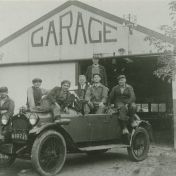 Kenteken: A 19735; Hupmobile, Niekerk ca. 1931, geheel links op het spatbord zit Wiert Hes, geheel rechts op de achterbak zit zijn broer Hendrikus Hes (818-10292)