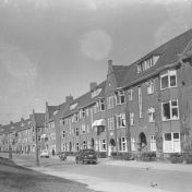 Kenteken: A 39790; Groningen, Noorderbinnensingel, de nieuwe woningen, 1953 (2248-3923); Fotograaf: Fotobedrijf Piet Boonstra