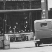 Kenteken: A 12845; Groningen, Grote Markt 1931, foto: uitsnede 1785-4802.jpg; Fotograaf: Kramer, P.B.