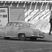 Kenteken: A 45600; Opel Kapitän, Grote Markt, Groningen, foto: uitsnede 2248-4288.jpg; Fotograaf: Fotobedrijf Piet Boonstra