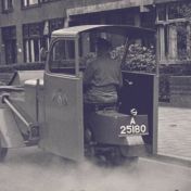 Kenteken: A 25180; Janson S-3, foto: still uit de film "De Groningsche reinigingsdienst voorheen en thans", C.R. Tiddens, 1936-1949 coll. GrA (2209-AV0061)