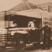 Kenteken: A 18966; Bode G. Christiaans bij zijn Chevrolet, foto: R. Heersema