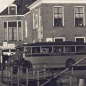 Kenteken: A 9478; Latil, foto: still uit de film "Dorpsfilm Hoogkerk", P. Mulder, 1936-1938, coll. GrA (2209-AV0010)