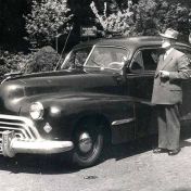 Kenteken: A 2606; R. Koning Rzn naast de Oldsmobile, foto: A. Koning