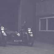 Kenteken: A 29755; Harley-Davidson, foto: still uit de film "Is Groningen Paraat?" S.J. Bakker, J.M. Heres Diddens-Zegerink ten Rodengate Marissen, 1940, coll. GrA (2209AV0019)
