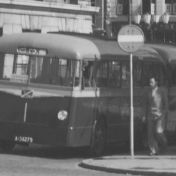 Kenteken: A 38279; Ford, Groningen, Grote Markt 1945, foto: uitsnede 1785-7575.jpg
