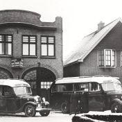 Kenteken: A 4342; Ford V8, remise autobussen firma Bergman, Ter Apel, staande voor de bus chauffeur (en later tijdelijk bedrijfsleider) Fokkema met echtgenote en zoontje Henk, 1935 (1785-14461)
