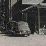 Kenteken: A 27138; Austin A40, Veendam, 13-07-1955, uitsnede foto Dagblad van het Noorden (AW2024-242); Fotograaf: Folkers, E.