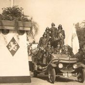 Kenteken: A 15122; Kroningsfeest 1948, rechtsboven staand J. Zigterman. foto: A. Zigterman