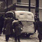 Kenteken: A 34431; Bestelauto, foto: still uit de film "Een sombere winterdag", C. R. Tiddens, 1947, coll. GrA (2209-AV14106)