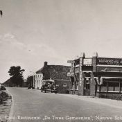 Kenteken: A 8336; Nieuwe Schans, Café-Restaurant "De Twee Gemeenten" ca. 1949 (1986-13906)