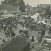 Kenteken: A 36556; Pinkstermarkt aan de J.P. Santeeweg, Nietap, 1947 - 1952, foto: <a href='https://www.drentsarchief.nl/onderzoeken/beeldbank/zoeken/detail/8ce66b35-ed9f-7202-368a-61ba5de55a10/media/b9016712-f73d-ef41-064b-89adf7bf9b19' target='_blank'>Collectie Drents Archief, Buurtschap Nietap</a>; Fotograaf: Hillebrands, Jan Tale