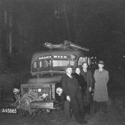 Kenteken: A 45865;  vlnr: Dhr. H Kliphuis (Garage de Venne) Dhr en Mevr Ruibing (Hotel de Nederlanden) en Dhr. Hulshof van de Winschoter Brandweer, foto: <a href='https://nl-nl.facebook.com/Vissersdijk-History-Winschoten-583770398339545/' target='_blank'>facebookpagina vissersdijk history</a>