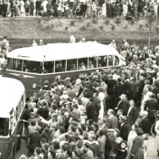 Kenteken: A 30624; Ford Transit bus bij de opening van de busdienst naar de Hoogte, 31-07-1950, foto: uitsnede 2248-1080; Fotograaf: Fotobedrijf Piet Boonstra