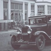 Kenteken: A 3346; Chevrolet, Ter Apel, 1933, foto: still uit de film "Ouden van dagentocht en zwemwedstrijden Ter Apel", F.C.W.H. Lunow, 1933-1936, coll. GrA (2209-AV4946)
