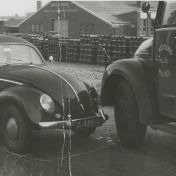 Kenteken: A 37784; Magirus-Deutz en VW Kever foto uit archief Kantongerecht Winschoten (154-8_37)
