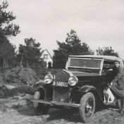 Kenteken: A 14602; Dochter Krul en hond op de treeplank van de Opel, foto: J. C. Bezemer