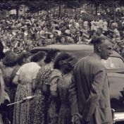 Kenteken: A 18539; Kaiser, foto: still uit de film "Bezoek Koningin Juliana en 160-jarig bestaan H.D. Guyot Instituut", 1950 coll. GrA (2209-AV2628)