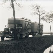 Kenteken: A 24298; Mercedes vrachtwagen tegen een boom gebotst, mogelijk omgeving Meppel, foto: collectie Drents Archief (DA2050205); Fotograaf: Klaas van Buiten
