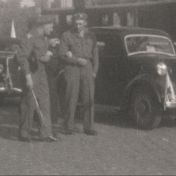 Kenteken: A 35561; Ford Ten 7W, Groningen, 1947, foto: still uit de film Rode Kruis-excursie 1947, coll. GrA (2209-AV0318)
