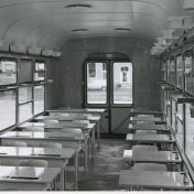 Kenteken: A 26115; Interieur kermisschoolbus, foto: collectie Groninger Archieven (AW2019.225)