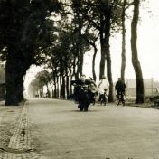 Kenteken: A 4497; Anjo Snel (1901-1966) Garagehouder (voorheen schoenmaker) te Musselkanaal op zijn motor. foto: J. Geling