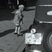 Kenteken: A 7705; Enno Willem Tiemersma kijkt naar de DKW, 1942, foto: Still uit GAVA-film AV0472