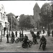 Kenteken: A 3739; Motoren op de Brink in Norg, ca. 1933, foto: collectie Drents Museum (DM35010402); Fotograaf: P.B. Kramer
