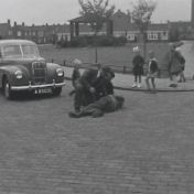 Kenteken: A 8503; Morris Six MS, Hoogkerk, 1953, foto: still uit "Dorpsfilm Hoogkerk" J.W.L. Adolfs, 1953, coll. GrA (2209-AV0469)