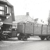 Kenteken: A 22824; Ford vrachtwagen bij Garage Doornbos, Siddeburen, foto: R. Heersema