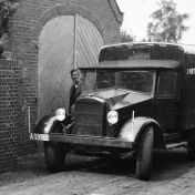 Kenteken: A 39782; Sibrandus Metz naast de Morris Commercial CS8 truck, uitsnede foto B. Hartog