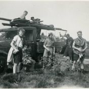 Kenteken: A 27567; Ford, foto uit fotoalbum padvinderij van Bernard Huisman, 1944-1946 (2139-0331)