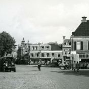 Kenteken: A 31217; Markt te Assen, met uitzicht op de Marktstraat, 1947, foto: Collectie Drents Museum (DM3202166); Fotograaf: Koning