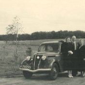 Kenteken: A 29055; Ford Eifel met Lambert van der Laan en links waarschijnlijk Harmina Jantina van der Laan-Houwerzijl, mevrouw rechts onbekend, omgeving Arnhem, 1938, foto: B. van der Laan