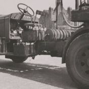 Kenteken: A 6529; Vrachtwagen bij machinefabriek E. van Koldam, Groningen 1940 (2437_1992)